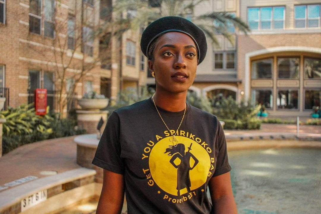 woman wearing black Tee